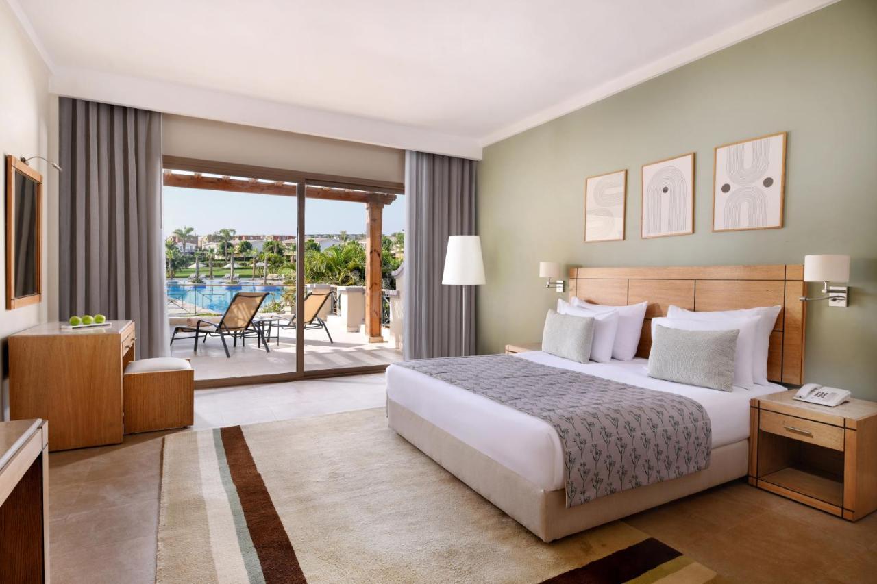 Jaz Little Venice Golf Resort Ain Sukhna Dış mekan fotoğraf A bedroom at the Hilton Sharm El Sheikh Resort