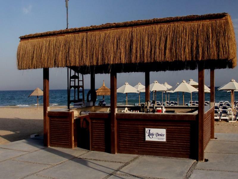 Jaz Little Venice Golf Resort Ain Sukhna Dış mekan fotoğraf Beach bar in Hurghada, Egypt