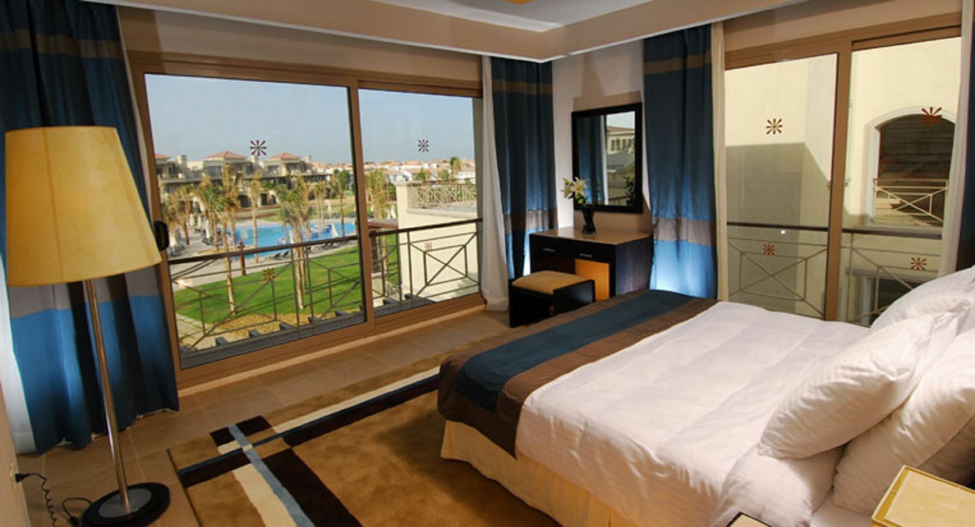 Jaz Little Venice Golf Resort Ain Sukhna Dış mekan fotoğraf A bedroom at the Hilton Sharm El Sheikh